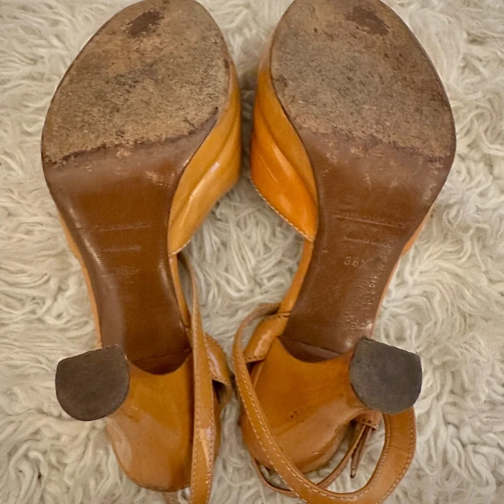 Burberry Retro Heels - Picture 7 of 7